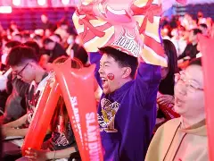 足球赛场球迷舞蹈