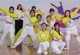 乐动官方网站-比赛节奏明快,观众沉浸其中难以自拔的句子